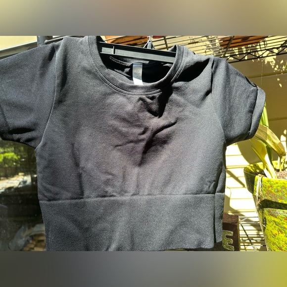 OFFLINE By Aerie Sidewalk Seamless Cropped T-Shirt Size Small Black Women’s - Picture 4 of 12
